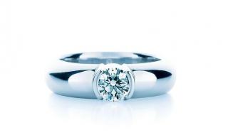 蒂芙尼家第一款戒指 蒂芙尼结婚钻戒价格